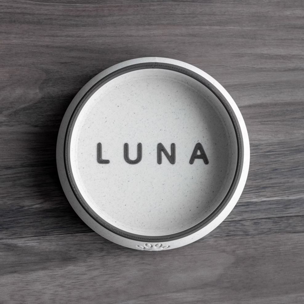 White PLA pet bowl with gray rim and engraved name “LUNA”