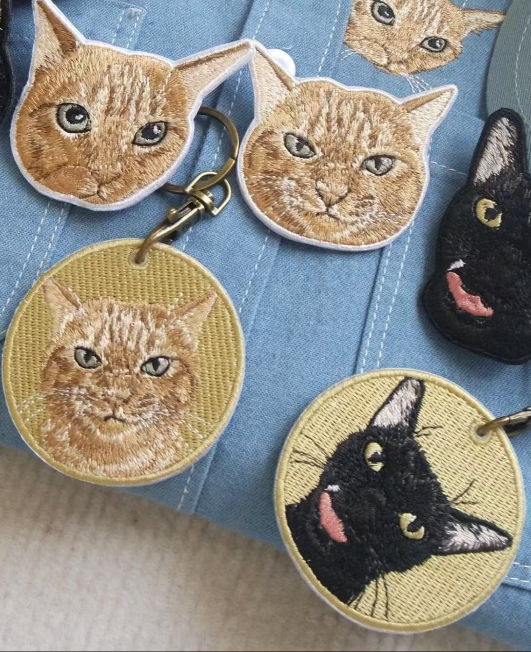 Custom Round Embroidered Pet Keychains – Personalized Cat Portrait Stitching on Canvas Tags